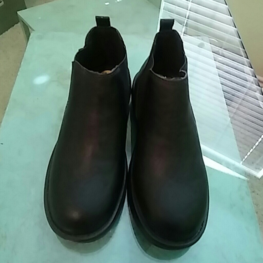 Boy's black dress boots